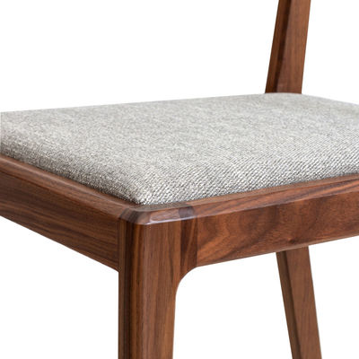 Holzessenstuhl mit modernem nordischem Wohndesign und Polstersitz