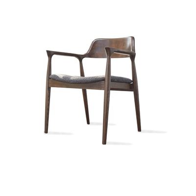 Ein erschwinglicher und langlebiger Esstisch aus massivem Holz für ein klassisches Esserlebnis