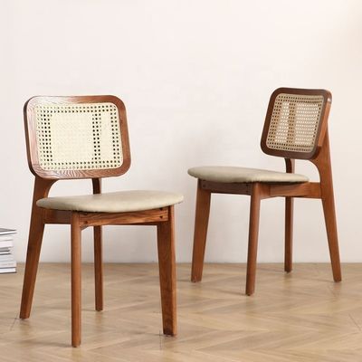Erstellen Sie ein luxuriöses Esserlebnis mit Nordic Light Luxury Solid Wood Rattan Back Leather Chair