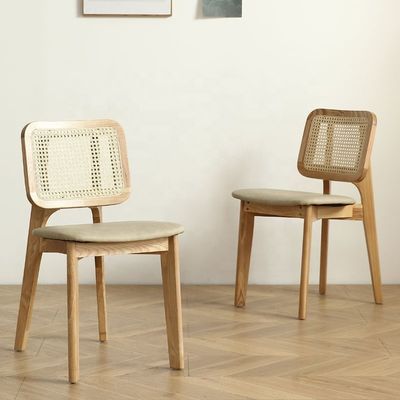 Erstellen Sie ein luxuriöses Esserlebnis mit Nordic Light Luxury Solid Wood Rattan Back Leather Chair