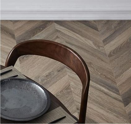 Moderne gebogene Rückenlehne aus massivem Holz Stapelbare Lederpolster-Esstuhl mit gebogener Rückenlehne