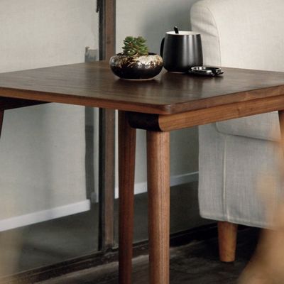 Maßgeschneiderte Farbe Massivholz Esszimmer Quadrat Kaffeetisch Modernes Licht Luxus Kleines Quadrattisch