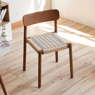 Schaffen Sie eine entspannte Essensatmosphäre mit Nordic Light Luxury Solid Wood Esszessel und Gewebter Seillehne