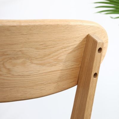 Massivholz-Esstuhl W44*D49*H80CM Eichenholz für Nordic Simple Design in einem kleinen Familienrestaurant