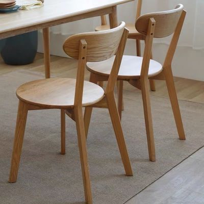 Massivholz-Esstuhl W44*D49*H80CM Eichenholz für Nordic Simple Design in einem kleinen Familienrestaurant