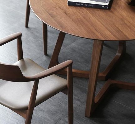 Postverpackung Y Esszimmermöbel kundenspezifisch Moderne Designs Rundes Massivholz Kaffeetisch für Restaurant