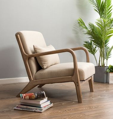 Moderne nordische Wohnzimmercouch mit Polster-Armlehnen und massivem Holz