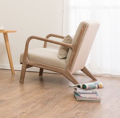 Moderne nordische Wohnzimmercouch mit Polster-Armlehnen und massivem Holz