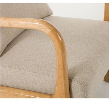 Moderne nordische Wohnzimmercouch mit Polster-Armlehnen und massivem Holz