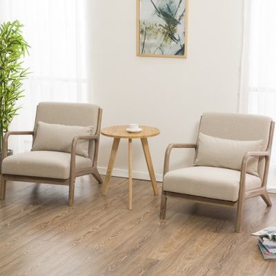 Moderne nordische Wohnzimmercouch mit Polster-Armlehnen und massivem Holz