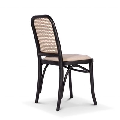 Klassischer Massivholzframe Esszessel in schwarzem Rattan für Wohnen Restaurant Hotel Moderne Design-Stil