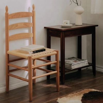 Massivholz-Esstuhl mit Seilsitz Eine perfekte Kombination aus Form und Funktion