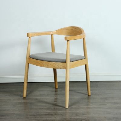 Moderne Esszessel Armlehne Holzstuhl mit Pu-Leder und Esszimmermöbel