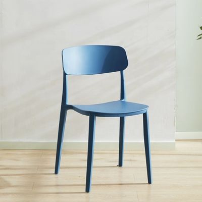 Stackbarer roter Kunststoffstuhl für modernes nordisches Design im Hotel Restaurant Bankett oder Haus Essbereich