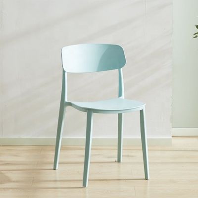 Stackbarer roter Kunststoffstuhl für modernes nordisches Design im Hotel Restaurant Bankett oder Haus Essbereich