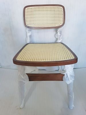 Zuhause Möbel Einen eleganten Speisesaal mit nordischen Restaurantmodestuhlen