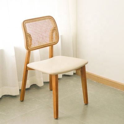 Holz-Rattan-Esstuhl im nordischen Freizeitstil für moderne Innenräume