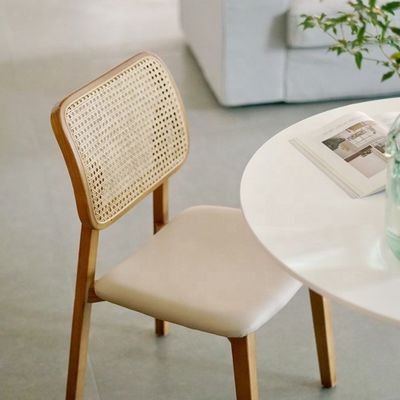 Holz-Rattan-Esstuhl im nordischen Freizeitstil für moderne Innenräume