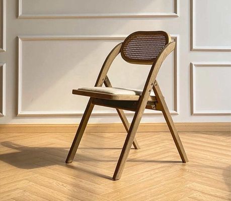 Rustikales Massivholz Rattan Klappstühle für Veranstaltungen Optionale Farben und langlebiges Design