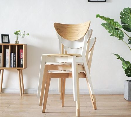 Fügen Sie Ihrem Speisesaal einen Hauch von Raffinesse hinzu mit Massivbirkenholz-Stapelstühlen im modernen nordeuropäischen Stil