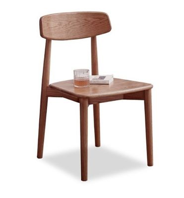 Stackbare Esstuhl für ein modernes Restaurant aus massivem Holz in natürlicher Farbe