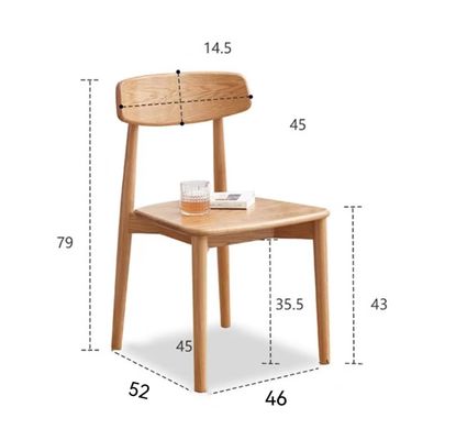 Stackbare Esstuhl für ein modernes Restaurant aus massivem Holz in natürlicher Farbe