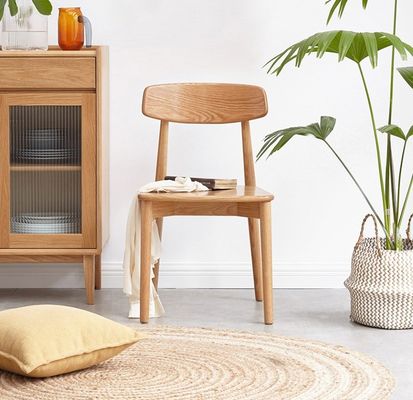 Stackbare Esstuhl für ein modernes Restaurant aus massivem Holz in natürlicher Farbe