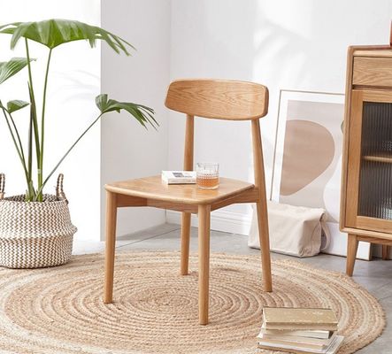 Stackbare Esstuhl für ein modernes Restaurant aus massivem Holz in natürlicher Farbe