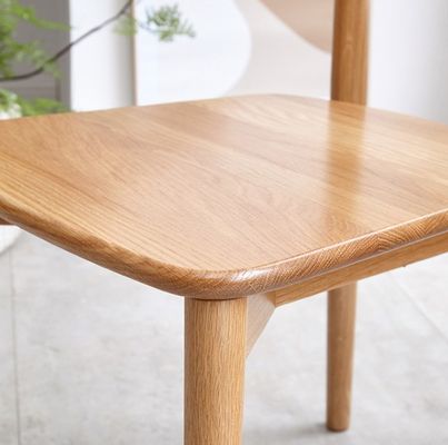 Stackbare Esstuhl für ein modernes Restaurant aus massivem Holz in natürlicher Farbe