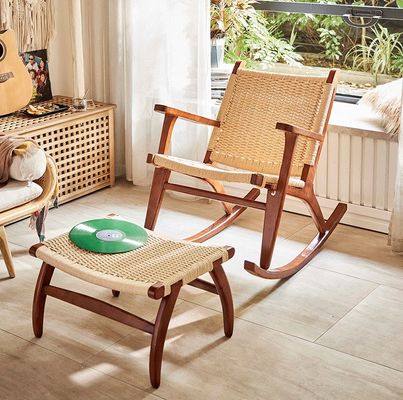 Fügen Sie Ihrem Outdoor-Lounge einen Hauch von Eleganz hinzu mit einem Vintage-Gewobenseil aus massivem Holz