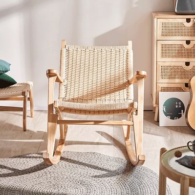 Fügen Sie Ihrem Outdoor-Lounge einen Hauch von Eleganz hinzu mit einem Vintage-Gewobenseil aus massivem Holz
