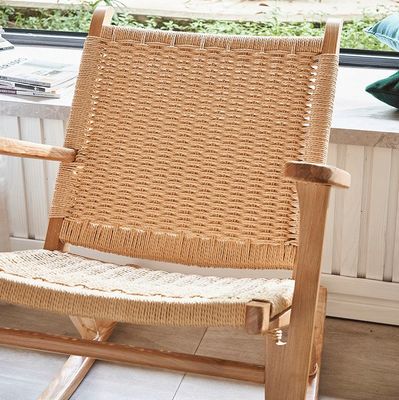 Fügen Sie Ihrem Outdoor-Lounge einen Hauch von Eleganz hinzu mit einem Vintage-Gewobenseil aus massivem Holz