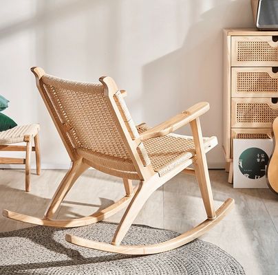 Fügen Sie Ihrem Outdoor-Lounge einen Hauch von Eleganz hinzu mit einem Vintage-Gewobenseil aus massivem Holz