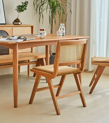 Wohnmöbel Lackierte Veredelung Massivholz Esszessel mit Kissen und natürlicher Rattan-Rückenlehne Für moderne Designmöbel
