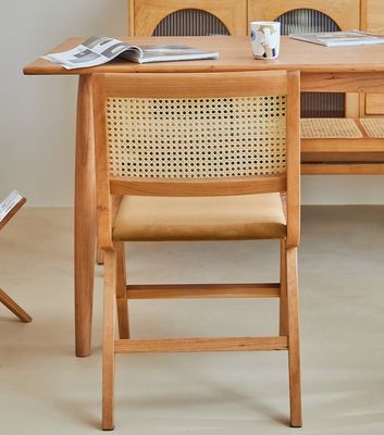 Wohnmöbel Lackierte Veredelung Massivholz Esszessel mit Kissen und natürlicher Rattan-Rückenlehne Für moderne Designmöbel