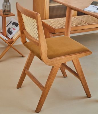 Wohnmöbel Lackierte Veredelung Massivholz Esszessel mit Kissen und natürlicher Rattan-Rückenlehne Für moderne Designmöbel