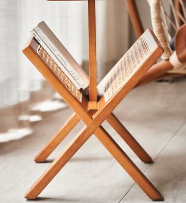 Massivholzquadratischer Seitentisch mit gewebtem Rattan-Buchregal lackiert und langlebig gebaut