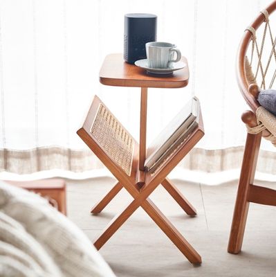 Massivholzquadratischer Seitentisch mit gewebtem Rattan-Buchregal lackiert und langlebig gebaut
