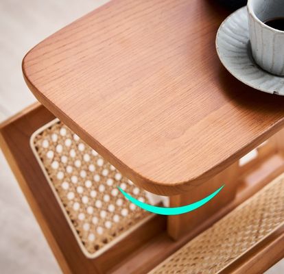 Massivholzquadratischer Seitentisch mit gewebtem Rattan-Buchregal lackiert und langlebig gebaut