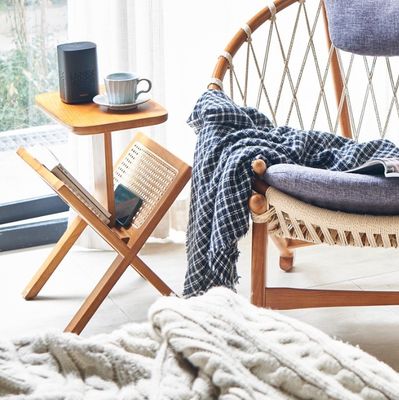 Massivholzquadratischer Seitentisch mit gewebtem Rattan-Buchregal lackiert und langlebig gebaut