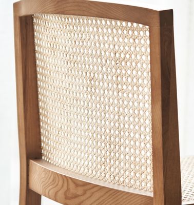 Postverpackung Festiger Speisesessel aus massivem Holz mit modernem Design und stapelbarem Rattan