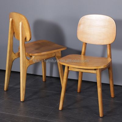 Ein gefalteter Speisesessel aus Massivholz für das Hotel-Restaurant Morden