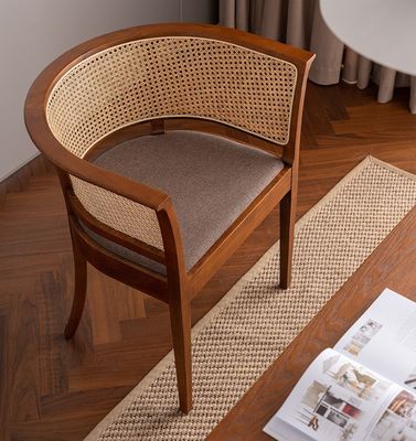 Einfacher Sessel Esszessel mit modernem Design und natürlicher Farbe Holz und Rattan Material für Büro und Restaurant