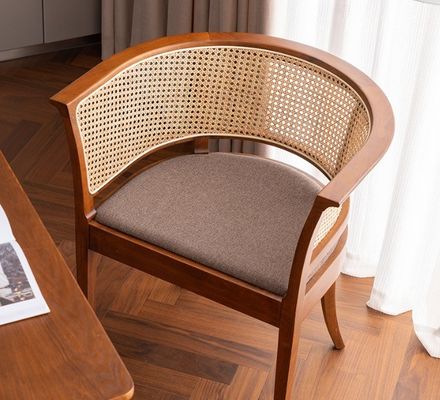 Einfacher Sessel Esszessel mit modernem Design und natürlicher Farbe Holz und Rattan Material für Büro und Restaurant