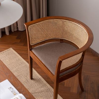 Einfacher Sessel Esszessel mit modernem Design und natürlicher Farbe Holz und Rattan Material für Büro und Restaurant