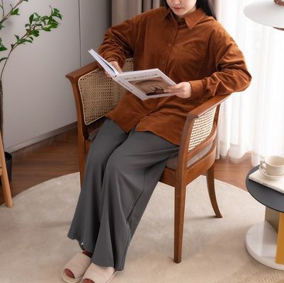 Einfacher Sessel Esszessel mit modernem Design und natürlicher Farbe Holz und Rattan Material für Büro und Restaurant