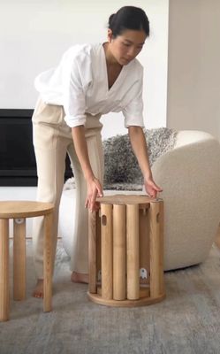 Auf stapelbarer Stuhl aus rotem Eichenholz Einfach gestalteter Stuhl aus massivem Holz für Esszimmermöbel