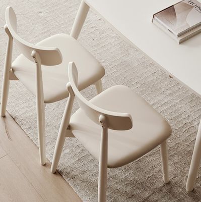 Esszimmerstuhl im nordischen Stil mit Beinen aus massivem Holz und Stoffbedeckung in Nitrolacquer