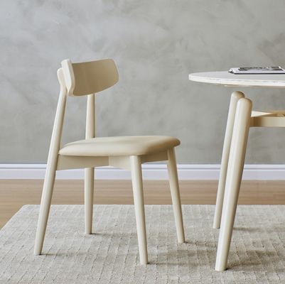 Esszimmerstuhl im nordischen Stil mit Beinen aus massivem Holz und Stoffbedeckung in Nitrolacquer