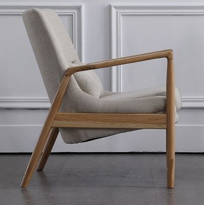 Wohnzimmermöbel Robuste Holzstühle Sofa mit Polster-Armlehnen und Kissen